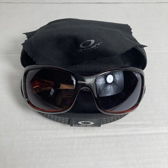 Oakley Woman's Sunglasses Black Red Tortoise With Case And Cleaning Cloth READ - Picture 2 of 15